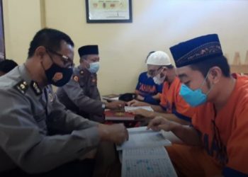 Polisi Ajari Tahanan Mengaji di Rutan Polda Jatim
