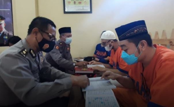 Polisi Ajari Tahanan Mengaji di Rutan Polda Jatim