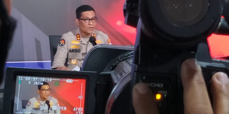 Polri Kerahkan Mobil Dapur Umum, Logistik, Kapal hingga Perahu Karet Bantu Korban Banjir NTT