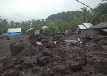 Polri Kirimkan Bantuan ke Lokasi Banjir Bandang NTT