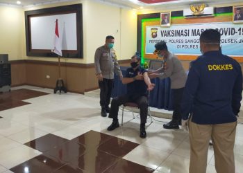Vaksinasi Masal Covid-19 Anggota Polres Sanggau dan Polsek Jajaran