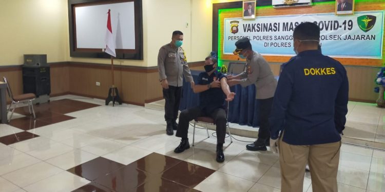 Vaksinasi Masal Covid-19 Anggota Polres Sanggau dan Polsek Jajaran