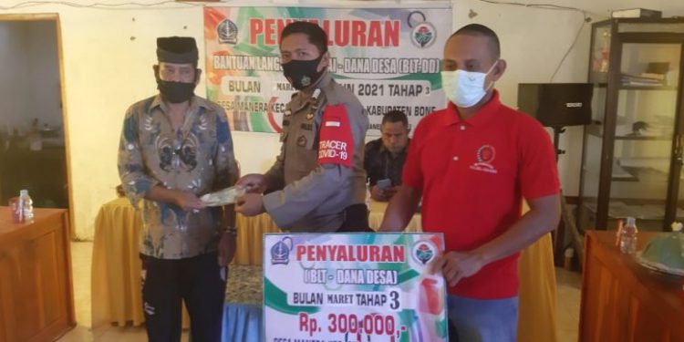 Bhabinkamtibmas amankan Penyaluran bantuan langsung tunai ( BLT-DD ) di Salomekko.