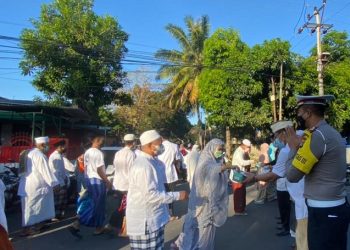 Tokoh Lintas Agama Bagikan Masker dan Air Mineral di Masjid Agung Al Mujahidin Lombok Timur