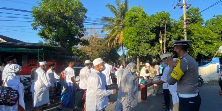 Tokoh Lintas Agama Bagikan Masker dan Air Mineral di Masjid Agung Al Mujahidin Lombok Timur