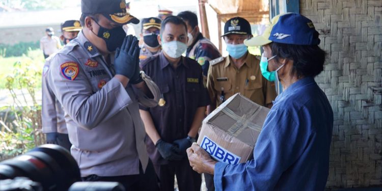 Beri Petani Sembako di HUT Bhayangkara, Polri Semangati Warga Hadapi Pandemi