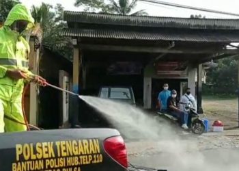 Cegah Penularan Covid-19, TNI-Polri Semprot Disinfektan di Desa Klero Tengaran