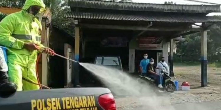 Cegah Penularan Covid-19, TNI-Polri Semprot Disinfektan di Desa Klero Tengaran