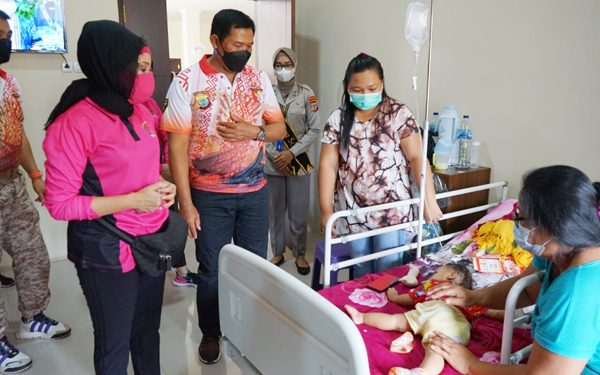 Kapolda dan Ketua Bhayangkari Sulut Tinjau Operasi Bibir Sumbing yang Digelar di RS Bhayangkara Manado