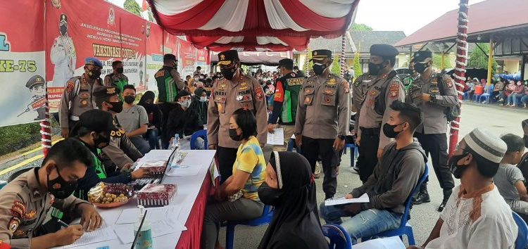 Kapolda Kalteng Tinjau Vaksinasi Massal Di Mako Ditsamapta Polda Kalteng