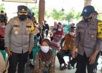 Polisi dan TNI di Mojokerto Antar Jemput Lansia untuk Percepatan Vaksinasi