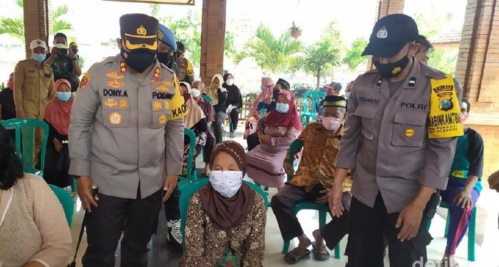 Polisi dan TNI di Mojokerto Antar Jemput Lansia untuk Percepatan Vaksinasi