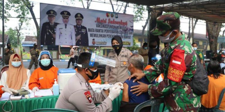 Polisi Gelar Vaksinasi Massal di Pasar Legi Kecamatan Mojosari