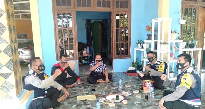 Tiga Bhabinkamtibmas di Kotabaru Berkolaborasi Menyambangi Warga Pastikan Kamtibmas
