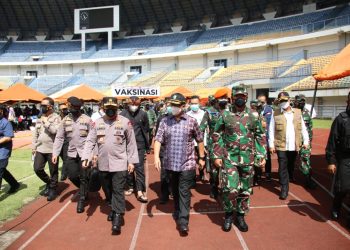 Tinjau Vaksinasi di Bandung, Panglima dan Kapolri Berharap Program Vaksinasi Presiden 1 Juta 1 Hari Tercapai