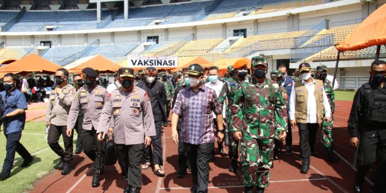 Tinjau Vaksinasi di Bandung, Panglima dan Kapolri Berharap Program Vaksinasi Presiden 1 Juta 1 Hari Tercapai