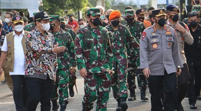 TNI-Polri Pertebal Posko PPKM Skala Mikro di Pekalongan