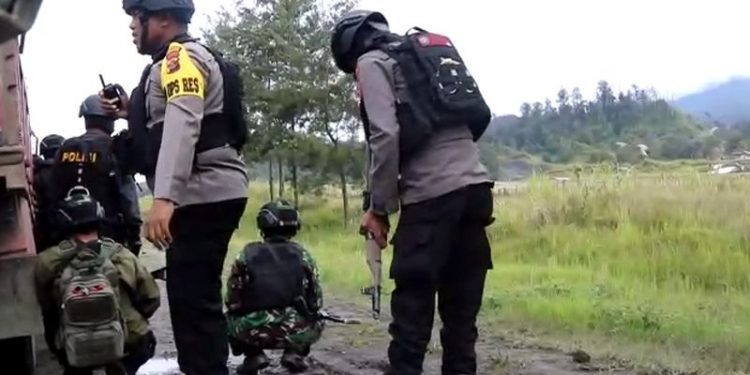 TNI-Polri Siaga di Bandara Aminggaru Pasca-Baku Tembak dengan KKB