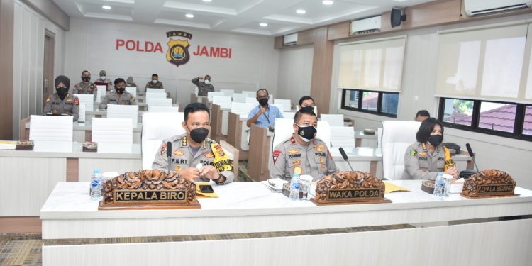 Wakapolda Jambi ikuti vicon Rapat Kesiapan Vaksinasasi Nasional menyambut HUT Bhayangkara ke 75 tahun 2021