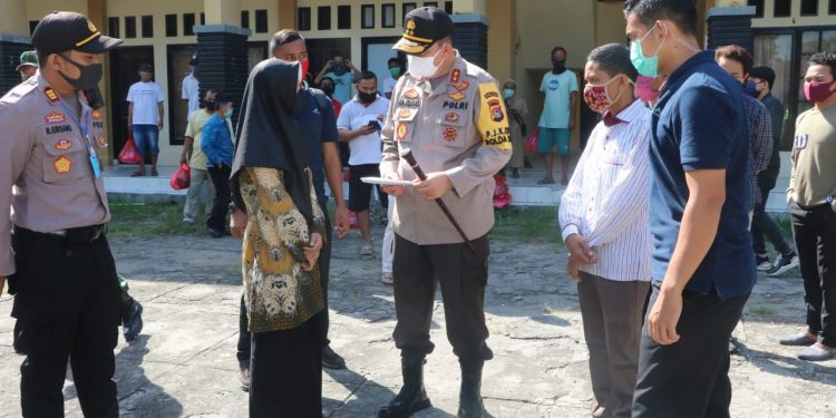 Kapolda NTB Distribusikan 2.500 Paket Sembako untuk Warga