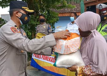 Peduli Masyarakat Tak Mampu, Polres Pamekasan Bagi-Bagi Paket Sembako