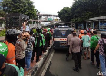 Polisi Berikan Bansos Ke Sejumlah Warga DKI Jakarta