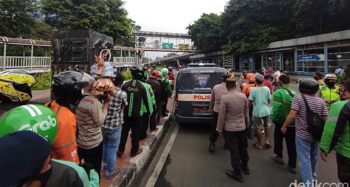 Polisi Berikan Bansos Ke Sejumlah Warga DKI Jakarta