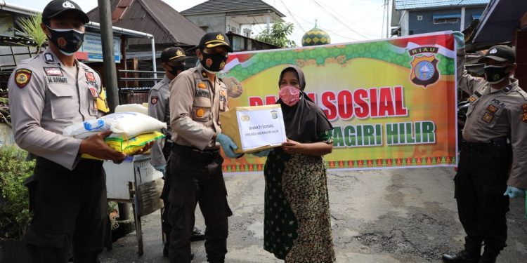 Polres Inhil Salurkan Sembako Bersama Mahasiswa Pada Warga Isoman di Tembilahan