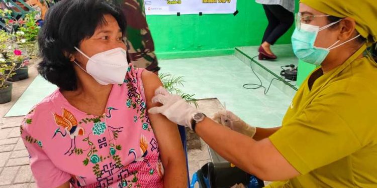 TNI-Polri dan Parna Raya Group Adakan Vaksinasi Massal