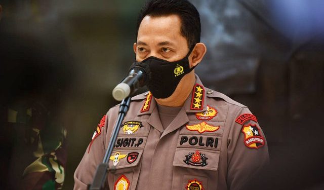 Polri Bantu Bagikan Penyaluran Bansos ke Warga