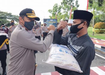 Kapolda Kepri Lepas Rombongan Kendaraan TNI-Polri Berikan Beras PPKM ke Warga Membutuhkan