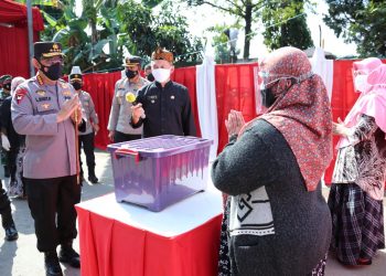 Kapolri Sebar Bansos untuk Warga Terdampak PPKM Darurat di Bandung