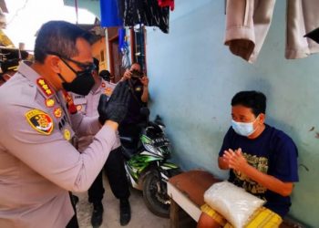 Polisi Jakarta Barat Salurkan Beras untuk Warga Terdampak Covid-19