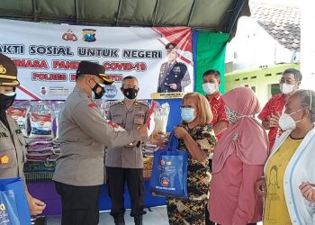 PKL dan pedagang kelontong di RS Bhayangkara mendapat bantuan dari Polres Kediri Kota