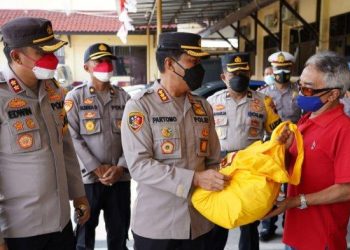 Alumni Akpol 1993 bagikan 500 paket sembako di  Batang