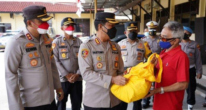 Alumni Akpol 1993 bagikan 500 paket sembako di  Batang