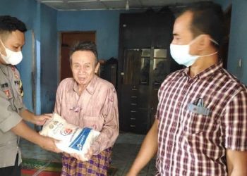 Polisi Bagikan Bansos Kepada Warga Terdampak Covid-19 Dimasa PPKM Darurat Level 4