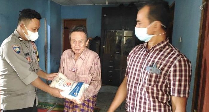 Polisi Bagikan Bansos Kepada Warga Terdampak Covid-19 Dimasa PPKM Darurat Level 4