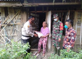 Bhabinkamtibmas Bersama Babinsa Bagikan Bantuan Sosial Ke Desa Pian Raya