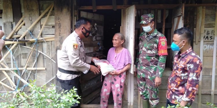 Bhabinkamtibmas Bersama Babinsa Bagikan Bantuan Sosial Ke Desa Pian Raya