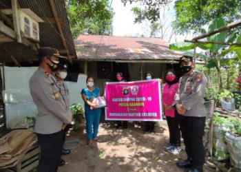Kapolsek Baamang Salurkan Bansos Untuk Warga Terdampak COVID-19