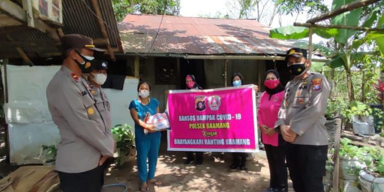 Kapolsek Baamang Salurkan Bansos Untuk Warga Terdampak COVID-19