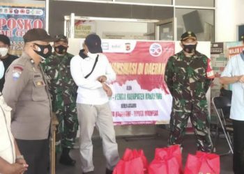 TNI-Polri Karawang Bagikan Bansos Kepada Warga Korban Covid 19 Di Masa PPKM Darurat