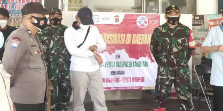 TNI-Polri Karawang Bagikan Bansos Kepada Warga Korban Covid 19 Di Masa PPKM Darurat