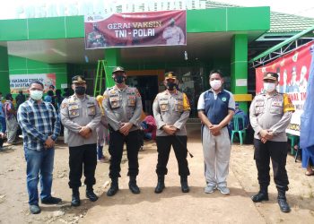 Kapolres Beri Bansos Pada Warga Terdampak Covid-19 Melalui Tinjauan Gerai Vaksinasi TNI-POLRI
