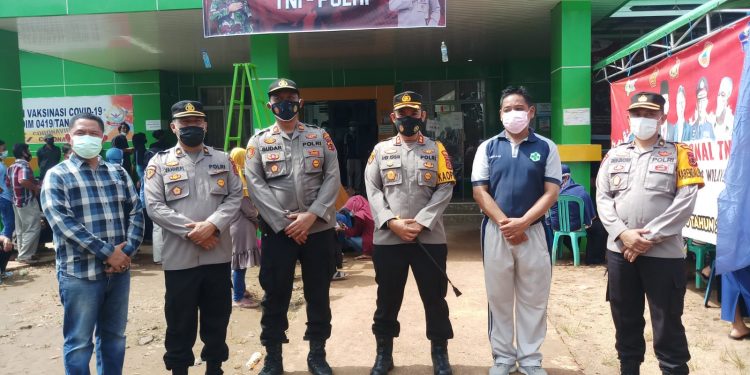 Kapolres Beri Bansos Pada Warga Terdampak Covid-19 Melalui Tinjauan Gerai Vaksinasi TNI-POLRI