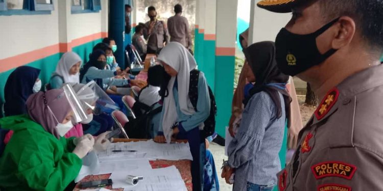 Kapolres Muna Pantau Langsung Vaksinasi Pelajar SMP di Raha.