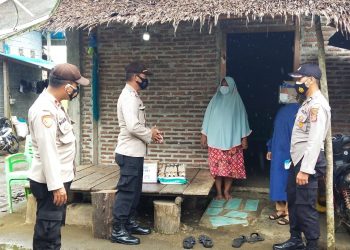 Polsek Batui Salurkan Bansos Kepada Warga Isoman Dalam Rangka Peringati HUT ke-76 RI