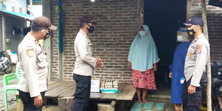 Polsek Batui Salurkan Bansos Kepada Warga Isoman Dalam Rangka Peringati HUT ke-76 RI