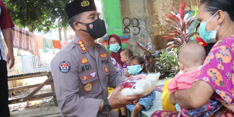 Polda Banten Salurkan  Sembako Ke Warga Terdampak Pandemi